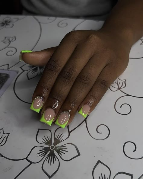 Simple Back To School Nails Acrylic Short, Lime Green French Tip Nails Short, Short Simple Nail Sets, Short Lime Green Acrylic Nails, Short Nails Acrylic Green, Neon Green Short Nails, Green Nails Acrylic Short, Short French Nails Color, Green Short Acrylic Nails