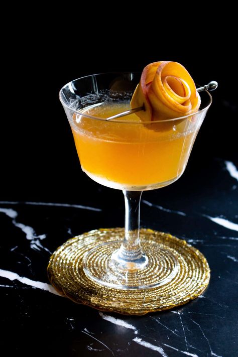 Sidecar Drink, Peach Cocktail Recipe, Sidecar Cocktail, Hard Drinks, Peach Cocktail, Cocktail Garnish, Cocktails Bar, Classic Cocktail, Grand Marnier