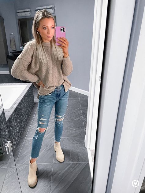 Tan Chunky Boots Outfit Fall, Tan Chunky Boots Outfit Winter, Hayle Platform Chelsea Boot Steve Madden, Steve Madden Beige Boots Outfit, Platform Lug Boots Outfit, Cream Colored Chelsea Boots Outfits, Steve Madden Howler Boot Outfits, Sweater And Chelsea Boots Outfit, Beige Lug Boots Outfit