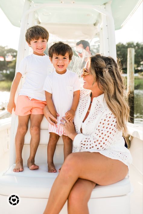 Family picture ideas Family Boat Pictures, Boat Day Outfit, Boat Family, Family Boats, Boat Day, Family Of 6, Boat Pics, Lake Photos, Lake Boat