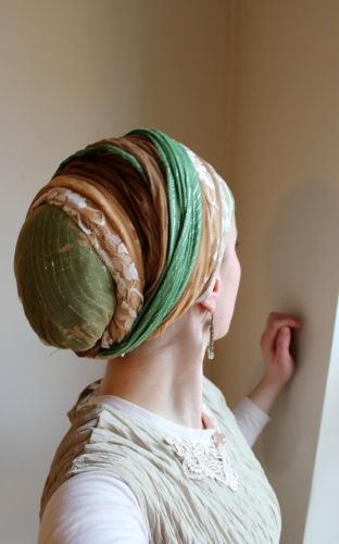 Tichel Fashion, Spiritual Outfits, Jewish Women Fashion, Christian Head Covering, Hair Scarf Styles, Jewish Women, Veil Hairstyles, Mom Hairstyles, Head Wrap Scarf