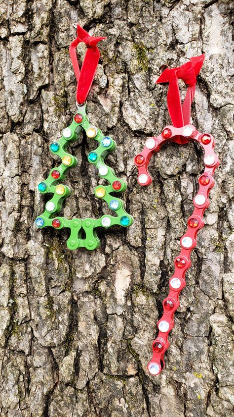 Bike Chain Ornaments, Bike Chain Art Ideas, Bike Parts Art, Bike Chain Crafts, Bicycle Chain Art, Christmas Bike, Bike Chain Art, Upcycle Ornaments, Bike Diy