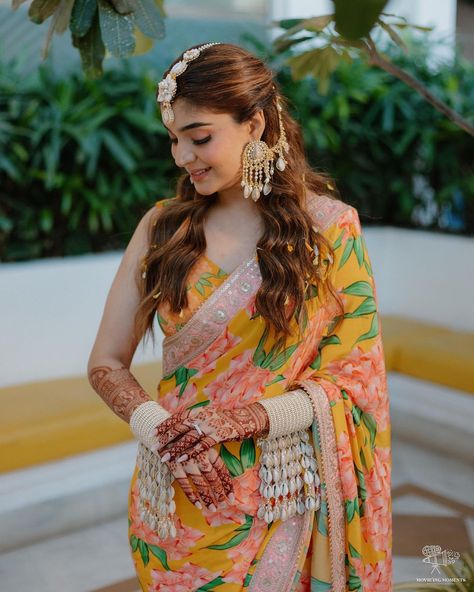 We are in love with this pretty bride Haldi look💛 Her floral printed yellow saree and exquisite seashell jewellery is winning our hearts😍 Bride: @thecisterco Photography @movieingmoments Make up and hair @shradhaluthra Jewels @vaidaan.official Planners @thevowweavers #weddings #indianweddings #weddingideas #weddinginspiration #indianwedding #bride #groom #wedding #love #couple #matchingoutfits #haldi #haldiceremony #yellowsaree #wishnwed #haldiceremony #indianwedding #weddingrituals #weddi... Haldi Printed Outfit, Colorful Haldi Outfit, Simple Mehendi Looks For Bride, Haldi Bridal Jewellery, Haldi Looks Bride, Bridal Haldi Jewellery, Haldi Jwellary For Bride Unique, Haldi Saree Look For Bride, Mehendi Jewellery For Bride