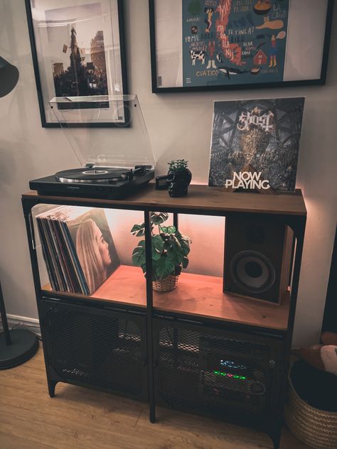 Vinyl Record Player Setup, Dj Room Ideas, Record Player Setup Aesthetic, Vinyl Player Setup, Record Player Room, Record Player Setup, Record Player Aesthetic, Vinyl Record Furniture, Turntable Setup