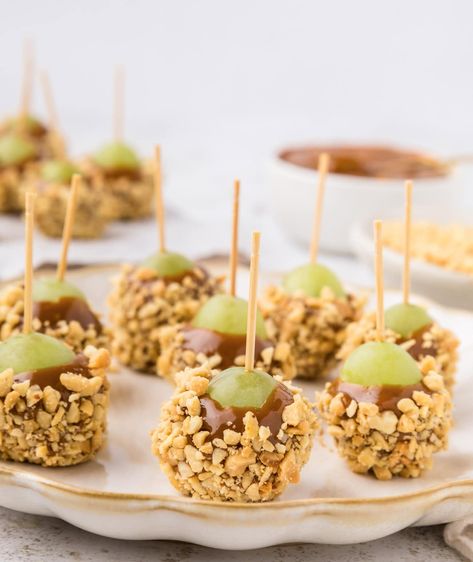 3 Ingredient Healthier Caramel Apple Grapes Caramel Grapes, Caramel Apple Grapes, Healthy Caramel Apple, Caramel Bites, Mini Caramel Apples, Breakfast Meals, Homemade Caramel Sauce, Healthy Apple, Homemade Caramel