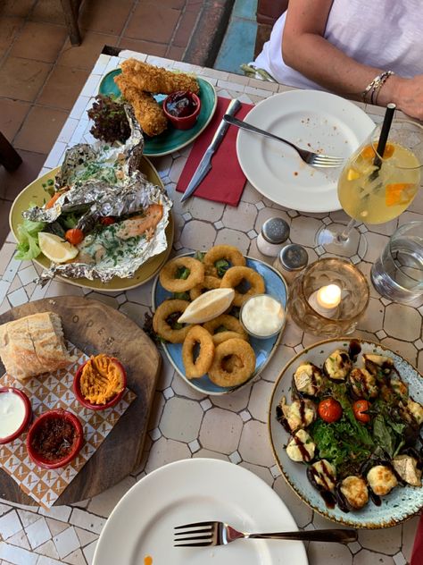 Tapas night food Spain seafood summer aesthetic outdoor dining Tapas Night Aesthetic, Tapas Aesthetic, Tapas Spain, Food Spain, Tapas Night, Spain Aesthetic, Spain Food, Night Food, Night Aesthetic