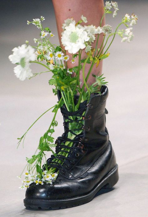 #fresh #floral #boots City Boots, London Spring, 가을 패션, Photography Inspo, Fashion Week Spring, London Fashion Week, Creative Inspiration, Wild Flowers, Combat Boots