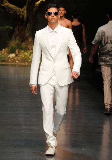 White on white on white. Inspired by the masters Dolce & Gabbana White Mens Suit, Black Prom Suits, White Outfit For Men, Wedding Makeover, Groom Tux, Man Jacket, Ball Ideas, Gala Outfit, Colour Shades