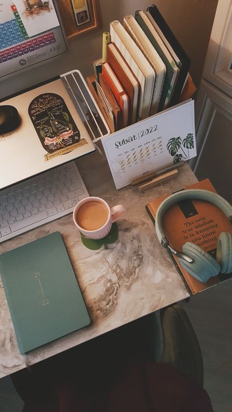 February was so fast. My desk with my favourite color things. Desk Setup For Studying, Home Business Aesthetic, Desk Job Aesthetic, Desk Flatlay, Law School Inspiration, Note Taking Tips, Phone Wallpaper Boho, Work Motivation, Workspace Inspiration