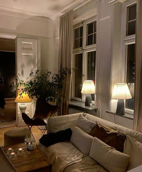 Apartment Inspo Cozy, Nyc Apartment Aesthetic, European Apartment, Korean Apartment, Pretty Apartments, 60s Interior, London Townhouse, Dream Mansion, Minimalist Apartment