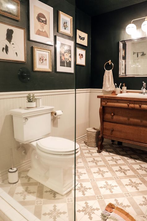 Sherwin Williams Jasper Going Dark In A Windowless Bathroom Paid off! - Chris Loves Julia Duplex Remodel, Bathroom Facelift, Windowless Bathroom, Dark Green Bathrooms, Going Dark, Beadboard Bathroom, Accessible Beige, Dark Bathrooms, Dark Walls