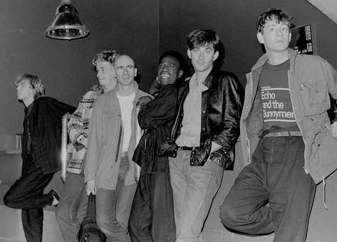 Julian Cope and Teardrop Explodes circa 1981/1982. David Balfe in an Echo & The Bunnymen t-shirt. The Teardrop Explodes, Julian Cope, Echo And The Bunnymen, Play List, British Boys, Alternative Music, Indie Rock, Music Love, Pop Rocks