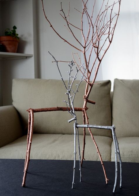 Instead of spending a fortune at the mall, learn how to make these stylish metallic reindeer decorations for next to nothing using things you already have at home!    #Christmas, #How-To, #Curbly-Original Twig Reindeer, Nail Polish Crafts Diy, Twig Christmas Tree, Twig Crafts, Twig Art, Reindeer Craft, Diy Tree, Reindeer Decorations, Country Style Decor