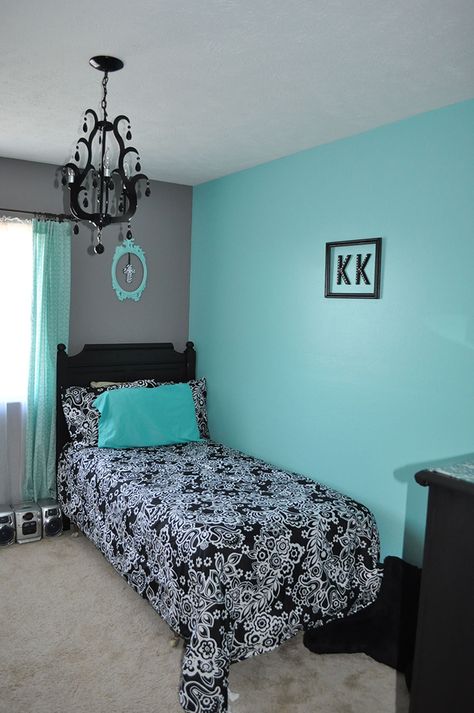 Un dormitorio juvenil con las paredes pintadas en turquesa y gris Blue Interior Paint, Aqua Bedrooms, Turquoise Bedroom, Turquoise Room, Bedroom Turquoise, Teal Bedroom, Gray Bedroom, Bedroom Paint