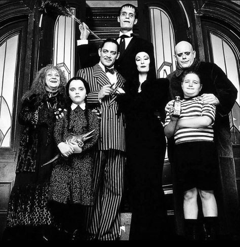 Adam’s Family Aesthetic, Adams Family Icons, The Adams Family Aesthetic, Addams Family Astethic, Gomes Familia Adams, Adams Aesthetic, Addams Family 1991 Wallpaper, The Addams Family Wednesday, Addams Family Theme Party