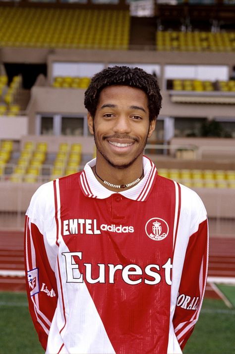 19-year-old Thierry Henry at AS Monaco. Thierry Henry, Football Players Images, Football Photography, Video Motivation, Arsenal Football Club, New York Red Bulls, Football Icon, Arsenal Football, As Monaco