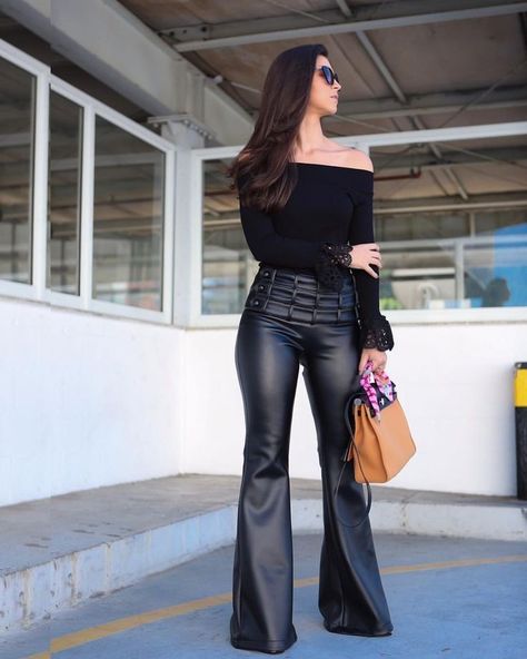 Leather Bell Bottoms, Leather Flare Pants, Vinyl Fashion, Leather Pants Outfit, Looks Country, What To Wear Today, Leather Pants Women, Fashion Bottoms, Wideleg Pants