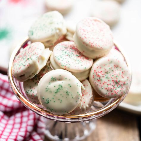 Peanut Butter Ritz Crackers Dipped in White Chocolate Cracker Dip, Ritz Cracker, Yummy Deserts, Cracker Cookies, Dipped Oreos, Holiday Sprinkles, Peanut Butter Sandwich, Covered Oreos, Holiday Cookie Recipes