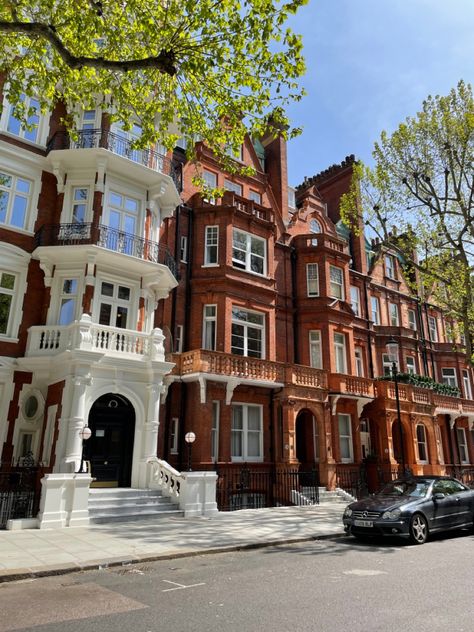 #london #uk #kensington #europe #summer #spring #sun #sunnyday #aesthetic #photography South Kensington London Aesthetic, Kensington Interior, Kensington Aesthetic, London Knightsbridge, Kensington Townhouse, Kingston Canada, Euro Winter, Neo Gothic Architecture, Kensington Apartment