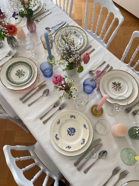 Mismatched Table Setting, 21 Dinner, Dinner Party Table Settings, Vintage Table Setting, Colorful Table Setting, Diner Party, Diner Table, 21 Diner, Vintage Home Accessories