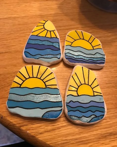 Beach Rock Painting Ideas, Beachy Painted Rocks, Rock Painting Ideas Easy Step By Step, Painting On Shells, Rock Painting Ideas Beach Theme, Hawaii Painted Rocks, Coastal Theme Painted Rocks, Painted Rock Beach Scene, Easy Rock Painting