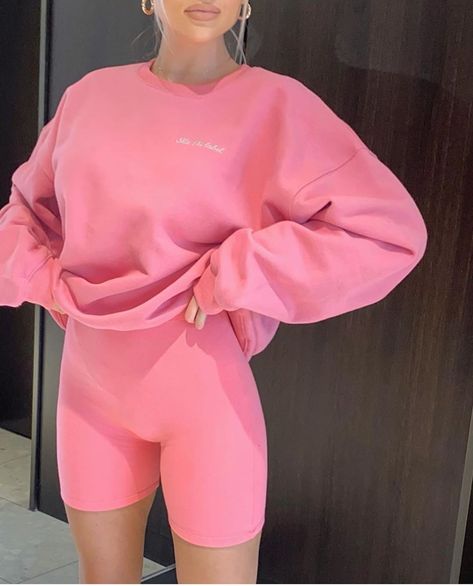 Sweatshirt Styling, Cycling Shorts Outfit, Athleisure Style, Loungewear Outfits, Cute Gym Outfits, Biker Shirts, Pink Vibes, Gym Outfits, Cycling Shorts