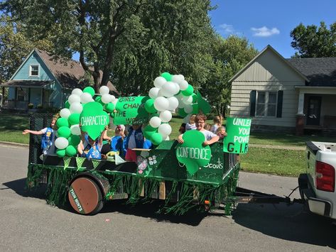 Top US lifestyle blogger, Sengerson, features her Inexpensive Parade Float Ideas to decorate your own float. Click here now for all the info!! Girl Scout Parade Float Ideas, Parade Decorating Ideas, Diy Parade Float, Parade Float Diy, Parade Float Ideas, Parade Float Decorations, Homecoming Floats, Christmas Parade Floats, Harvest Festivals