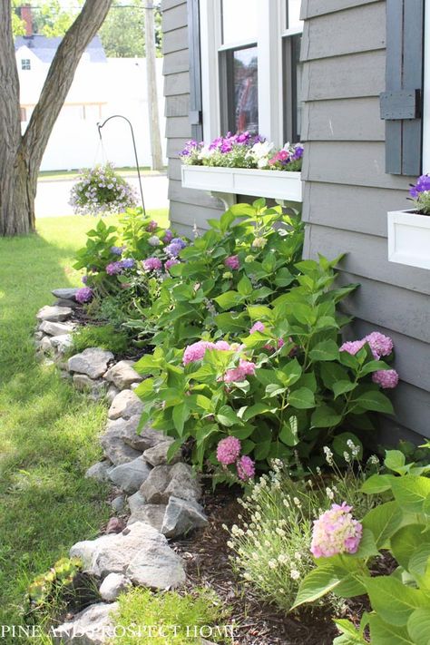 Flower Bed Edging, Beautiful Outdoor Living Spaces, Backyard Landscaping Ideas, Have Inspiration, Front Yard Garden, House Landscape, Front Yard Landscaping Design, Garden Cottage, Diy Backyard