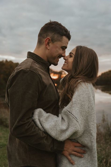 November Engagement Pictures, Fall Michigan, Michigan Engagement Photos, Fall Couples Photoshoot, Fall Couple Pictures, Fall Engagement Shoots, Fall Couple Photos, Fall Photo Shoot Outfits, Fall Couples