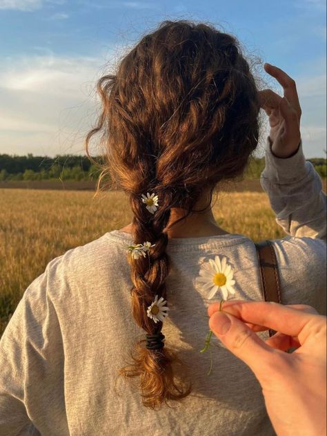 Summer Braids Aesthetic, Flower Hair Aesthetic, Suzie Core, Flowers In Braid, Pretty Hair Aesthetic, Flowers In Hair Aesthetic, Flower Child Aesthetic, Hairstyles 2024, Pretty Pins