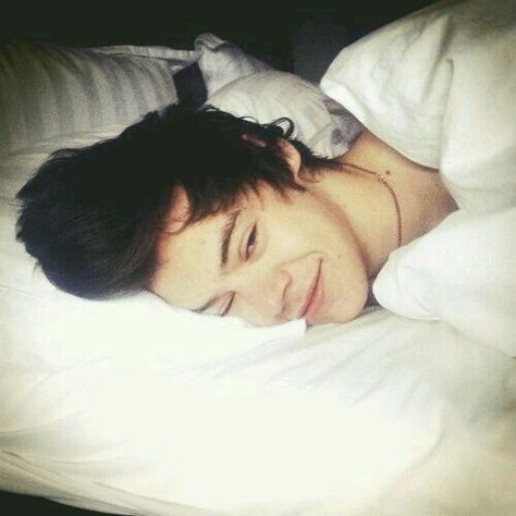 Harry Styles Sleeping, One Direction Fotos, Gambar One Direction, Harry Styles Imagines, Harry Styles Cute, Frat Boy, White Sheets, Harry Styles Wallpaper, Family Show