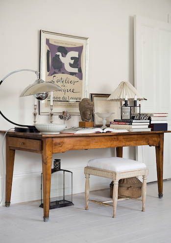 Living room with antique table and retro chrome lamp, Gustavian bench Desk Vignette, Desk Inspiration, Perfect Desk, Diy Desk, Eclectic Home, Industrial Chic, Blog Design, Home Office Design, Front Room