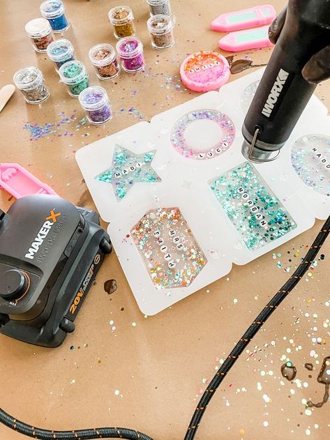 Once the resin is set enough, add your letter beads and glitter. Pour a new batch of resin over the top. Then use the Heat Gun. Resin Bag Tag, Resin Add Ins, Bioplastic Diy, Beads In Resin, Luggage Tags Diy, Resin Bag, Personalized Bag Tags, Glitter Backpack, Makeup Brushes Guide