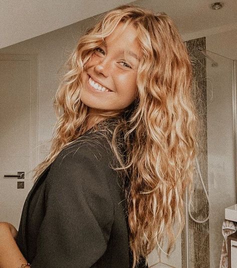 Natural Hair With Curtain Bangs, Haircut Inspiration For Wavy Hair, Mid Long Curly Hairstyles, Curly Sandy Blonde Hair, Curtain Bangs With Beach Waves, Wavy Hair For Straight Hair, Blonde Curly Curtain Bangs, Curly Long Curtain Bangs, Blonde Hair Wavy Natural