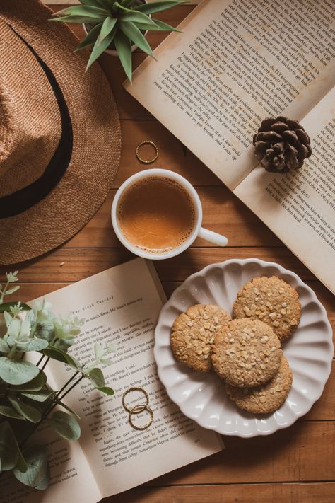 Cookies And Coffee Photography, Tea Cakes Aesthetic, Coffee And Pastry Photography, Recipe Book Photography, Cookies Photography Ideas Photo Shoot, Biscuit Photography Ideas, Cookies Aesthetic Photography, Baking Photography Ideas, Korean Sweet Snacks