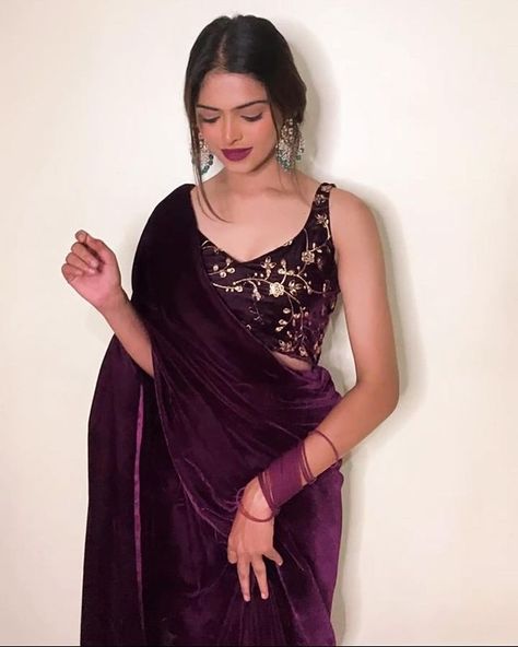 Saree For Teenagers, Wine Color Saree, Dhoti Dress, Fashionable Saree, Blouse Ideas, New Saree Blouse Designs, Fashionable Saree Blouse Designs, Simple Gowns, Traditional Indian Dress