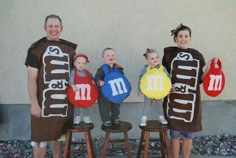 M&M family costumes M&m Costume, Halloween Playlist, Carnaval Costume, Baby Kostüm, Diy Kostüm, Family Costumes, Easy Halloween Costumes, Family Halloween Costumes, Cute Halloween Costumes