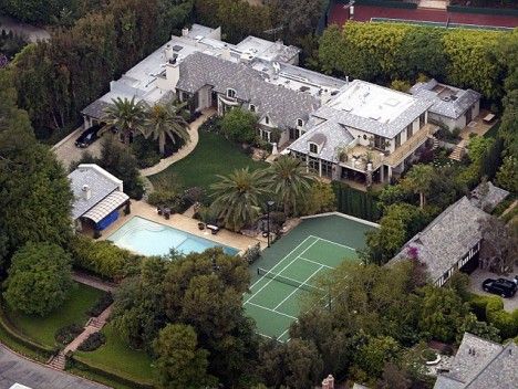 Madonna selling her Beverly Hills home for $28,000,000 Madonna House, Celebrity Mansions, American Mansions, Beverly Hills Mansion, Divorce Settlement, Beverly Hills Houses, Mega Mansions, Hollywood Homes, Rich Home