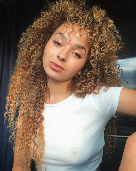 Amelia Monet, Curly Hair Techniques, Ella Eyre, Curls For The Girls, Hair Problems, Favorite Hairstyles, Baddie Hairstyles, Grunge Hair, Natural Hair Care