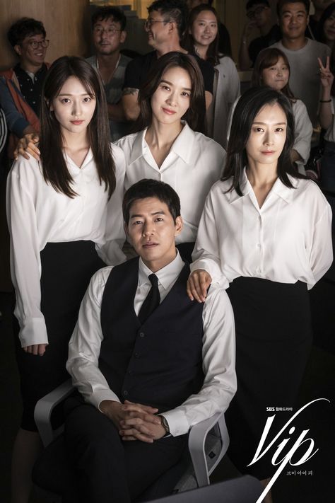 VIP (VIP) - Drama - Picture Gallery @ HanCinema :: The Korean Movie and Drama Database Family Photoshoot Two Daughters, 4 Family Photoshoot, Vip Kdrama, Jae Ha, Family Photo Studio, Jang Nara, Lee Sang Yoon, Korean Photoshoot, Kim Sung Kyu