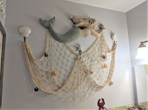 Nautical Fish Net Decor, Fish Themed Bathroom, Oceancore Room, Beach Themed Bedroom Decor, Baltimore Apartment, Summer Interior Design, Fish Net Decor, Seashell Bathroom, Costal Bedroom