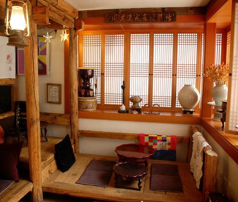 Traditional Korean Home Decor, Korean Traditional House Interiors, Traditional Korean Restaurant Interior, Traditional Korean Bedroom, Korean Design Interior, Korean Farmhouse, Asian Room Decor, Korean Style Room, Tiny Japanese House