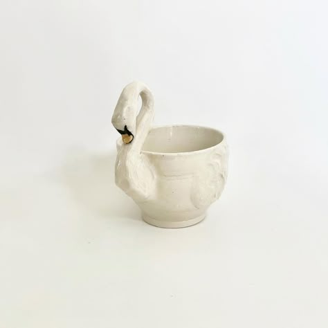 Swan Mug, Pottery Making Ideas, Clay Swan, Clay Crafts Ideas, Animal Pottery, Ceramic Swan, Clay Magnets, Clay Cup, Pottery Handbuilding