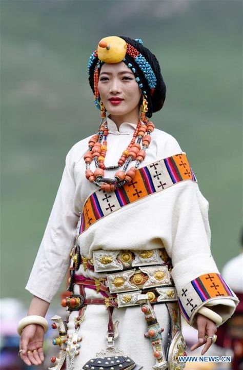 Traditional Tibetan costumes presented during fashion show (5/7) - Headlines, features, photo and videos from ecns.cn|china|news|chinanews|ecns|cns Tibetan Clothes, Traditional Clothing Around The World, Tibetan Clothing, Tibetan Plateau, Mongolian Clothing, Tibetan People, Ethno Style, Camila Morrone, Chinese People