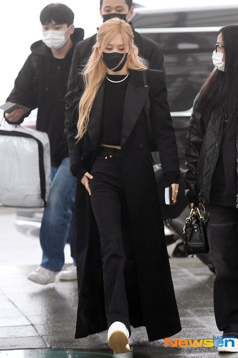 Rosé In Black Outfit, Rose Blackpink Airport Fashion, Rose Airport, Ysl Outfit, Korean Sunglasses, Rose Outfit, Airport Fashion Kpop, Outfit Elegantes, Fashion Kpop