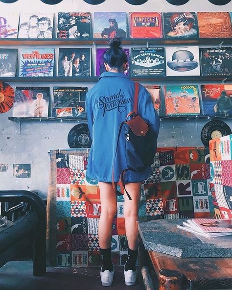 Wallpaper Retro, Instagram Music, Music Aesthetic, Grunge Photography, Retro Music, 인물 사진, Aesthetic Grunge, Retro Aesthetic, Aesthetic Vintage