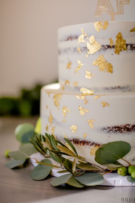 Gold Foil Wedding Cake, Wedding Cake Gold Leaf, Gold Foil Cake, Foil Cake, Chandelier Cake, Metallic Wedding, Winter Wedding Cake, Wedding Cake Rustic, Golden Birthday