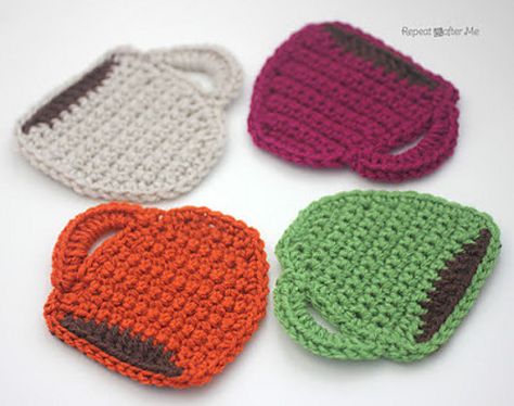 [Free Pattern] Fun Crochet Coffee Mug Coasters That Would Be Perfect For Hostess Gift - Knit And Crochet Daily Crocheted Placemats, Cup Crochet, Coffee Crochet, Crochet Topper, Crochet Coffee, Coaster Pattern, Confection Au Crochet, Crochet Coaster Pattern, Crochet Coaster