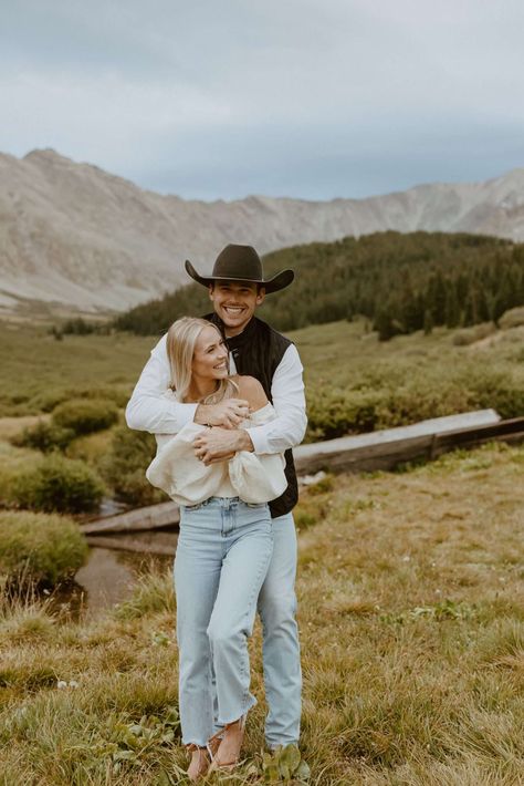 Cute and Playful Colorado Engagement Session | Rocky Mountain Bride Mt Hood Engagement Photos, Southern Utah Engagement Pictures, Jackson Hole Engagement Photos, Montana Engagement Photos, Horse Engagement Photos, Engagement Photos Mountains, Colorado Photoshoot, Estes Park Engagement Photos, Colorado Mountain Engagement Photos