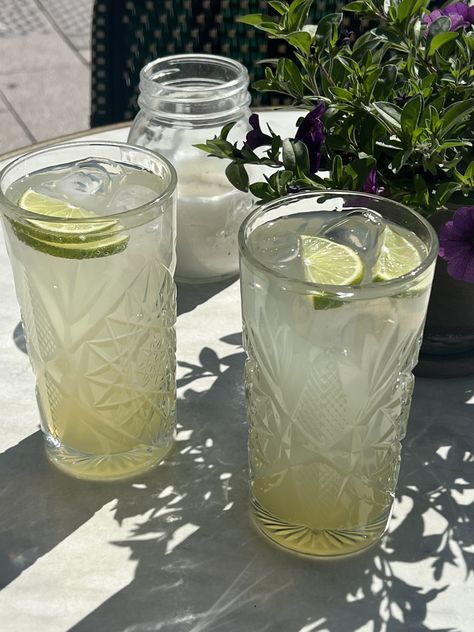 Love some passionfruit soda 🥂 - summer drink, hot days, sunny times, Scandinavian summer, lemonade, lime, tanning, restaurant visit, cafe visit Hot Summer Day Aesthetic, Summer Drinks Aesthetic, Soda Aesthetic, Soda Lemonade, Lemonade Aesthetic, Sunnies Cafe, Summer Cafe, Summer Lemonade, Flower Cafe